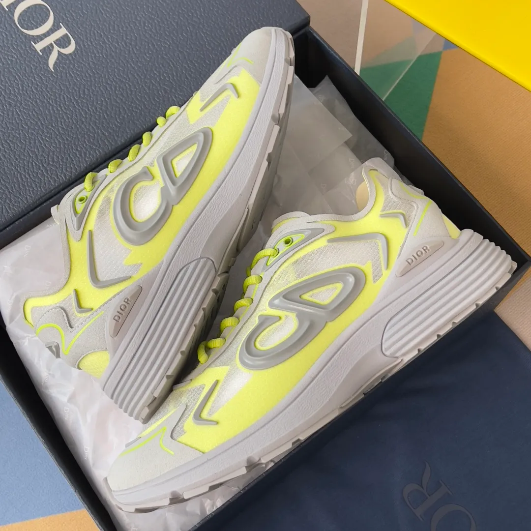 [DIOR] P: 560💰 Men's 39-44 (customized at 45.46) Dior Dior B30 series Countdown technology sneakers casual dad shoes This B30 Countdown technology sneaker is a new product in the 2026 spring men's wear series. The sports silhouette combines high-end logos and technological performance, making it unique. Lightweight and comfortable, it's inspired by modern running and crafted from materials like white and gray N30 nylon, a breathable technical fabric with multiple layers of translucence. Decorated with navy blue injection molded rubber panels and a graphic reinterpretation of the CD30 logo to enhance the style. Rubber Dior B30 and CD30 logos on the tongue and backside. The textured-effect sole is made from elastic rubber and foam and features classic details for ideal comfort. Can be matched with sportswear and casual outfits to create a sophisticated look. Exquisite packaging at the delivery counter 🛍📦 ▪️Fabric: original customized technical fabric + mesh ▪️Inner lining: customized breathable lining ▪️Outsole: original molded IP foam + TPU outsole ▪️Insole thickness: 3.5CM